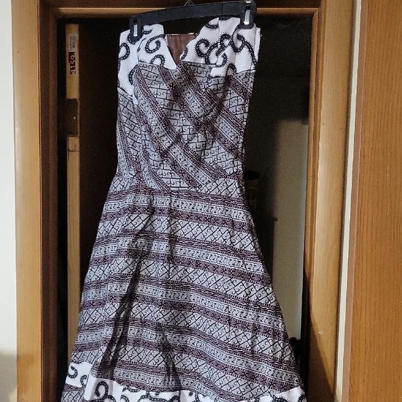 Elegant Patterned Dress - Picture 2 of 3